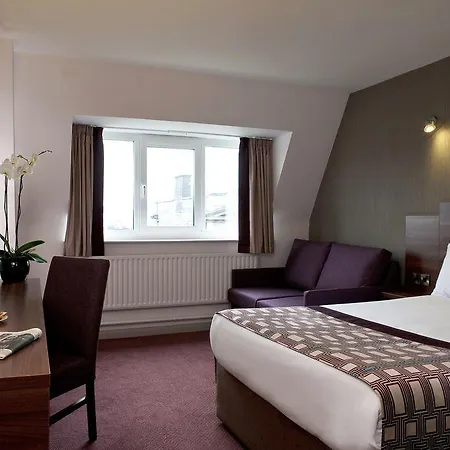 Leonardo 4* Cork